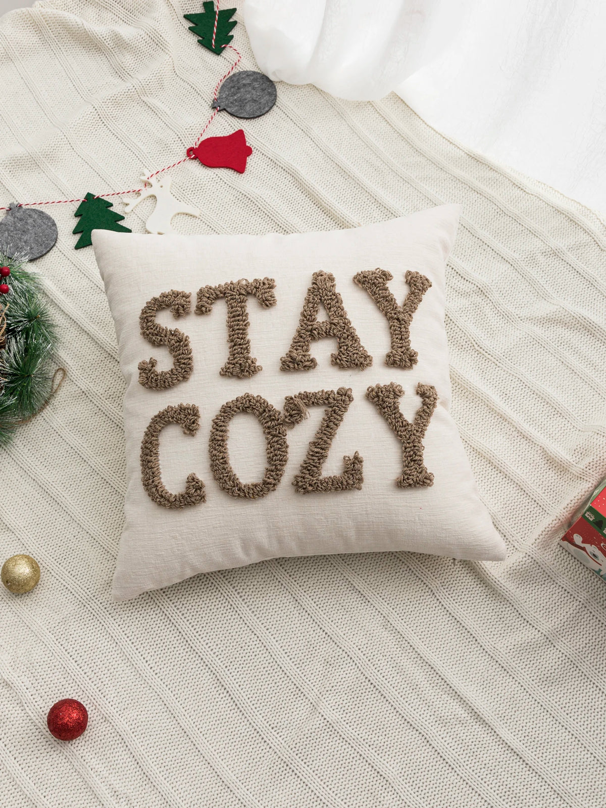 Funda de almohada con letras navideñas en color marrón