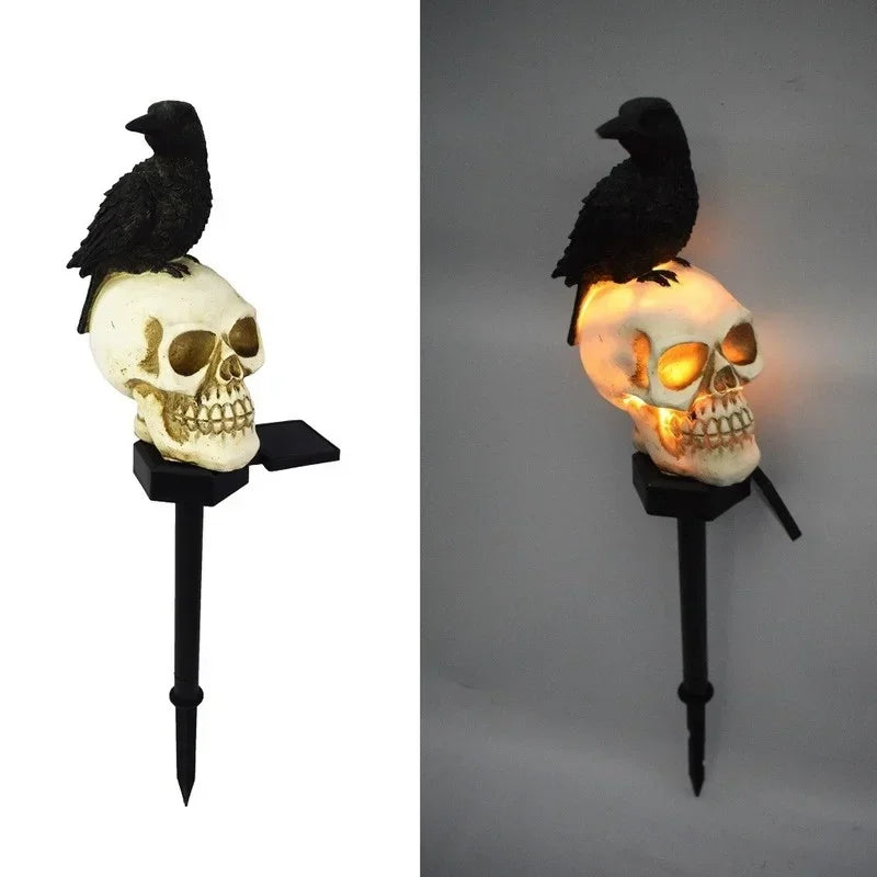 Lámpara solar para caminos con forma de calavera de cuervo